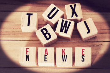 Verschiedene Buchstaben und die Fake News - obrazy, fototapety, plakaty