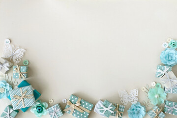 小さな青いプレゼントとオフホワイトの背景素材