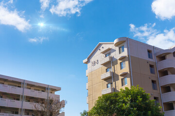 マンションの外観と爽やかな青空の風景_sky_82