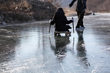 한국어린이들이얼음위에서설매를타는모습입니다