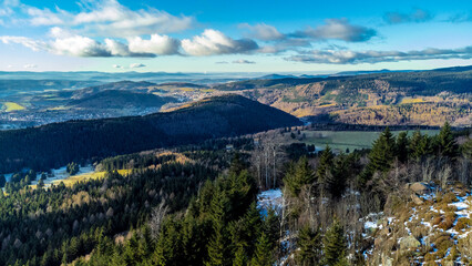 Sonnenuntergangswanderung entlang des Rennsteigs in der Nähe von Steinbach-Hallenberg - Deutschland