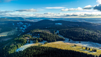 Sonnenuntergangswanderung entlang des Rennsteigs in der Nähe von Steinbach-Hallenberg - Deutschland