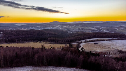 Sonnenuntergangswanderung entlang des Rennsteigs in der Nähe von Steinbach-Hallenberg - Deutschland