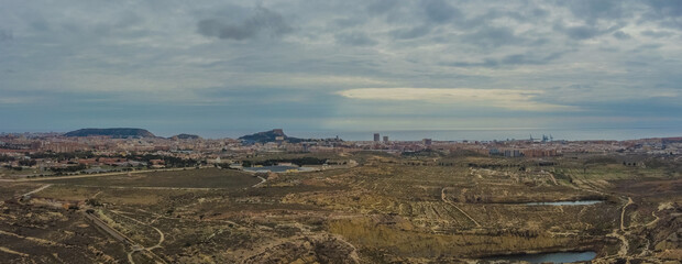 Panorámicas Aéreas con las Lagunas de Rabasa y a continuación Alicante y el mar, donde se ve lo...