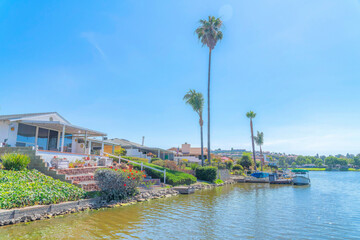 Fototapeta premium Residential houses on the shore of Lake San Marcos in San Diego, California