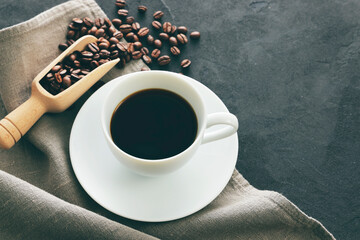 コーヒーカップとコーヒー豆　Coffee cups and coffee beans
