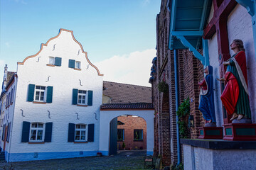 Historische Häuser und Skulpturen in der Altstadt von Bedburg Kaster