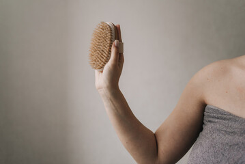 anti-cellulite dry brush massage