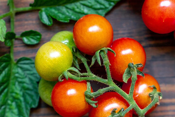 Plakat cherry tomatoes on wooden table background
