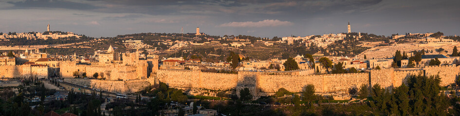 Fototapeta premium Sky view of an amazing dramatic sunrise over Jerusalem old city in Israel