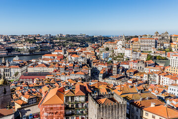 Fototapeta na wymiar Vue sur Porto depuis la Cathédrale de Porto