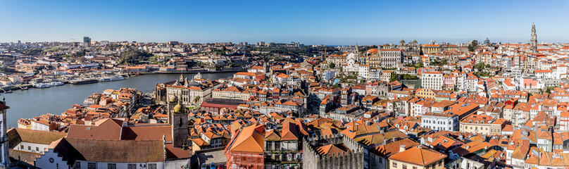 Fototapeta na wymiar Panorama sur Porto depuis la Cathédrale de Porto