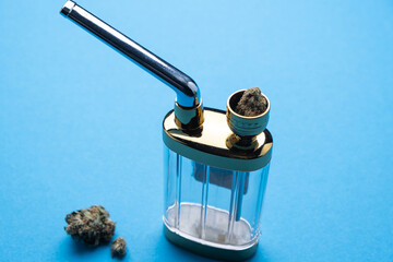 Obraz premium Hookah with marijuana on a blue background close-up.