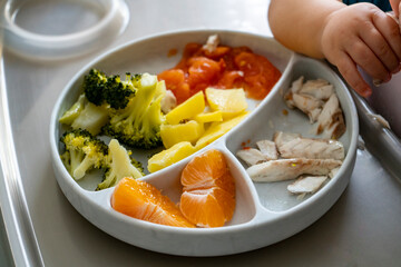 Plato con alimentos preparados para Baby Led Weaning. BLW