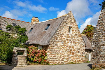 Fototapeta na wymiar Kérascoe. Chaumières bretonnes et puit au centre du village. Finistère. Bretagne 