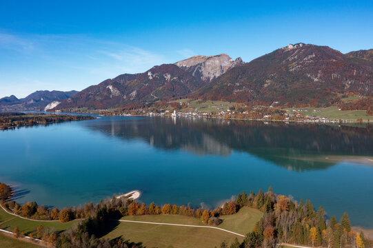 Austria, Salzburg, Sankt Wolfgang im Salzkammergut, Drone view of Lake Wolfgang and adjacent village with Schafberg mountain in background