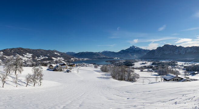 Austria, Upper Austria, Mondsee, Snowy landscape of Salzkammergut with Schafberg and Drachenwand mountains in background