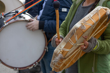 Fototapeta na wymiar Demonstration mit einer Trommel in der Hand