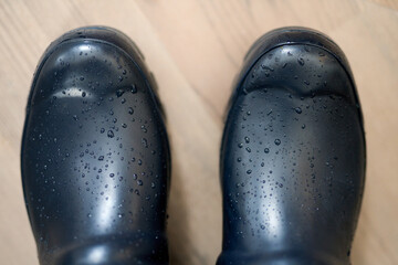 Regentropfen auf Gummistiefel
