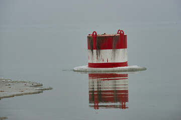 Rot-weiße Markeirungstonne auf dem Bodensee