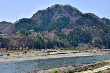 山梨県上野原市　桂川河川敷と綱島御前山
