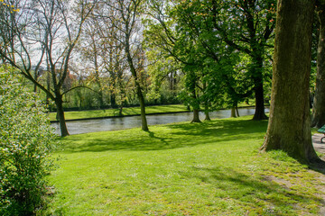 Fototapeta na wymiar Canal en Minnewater Park en Brujas, Bélgica. Los Reien o canales de Brujas son los restos del río Reie que atravesaba la ciudad.