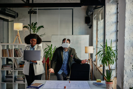 Fototapeta Businesspeople with new technologies in the office