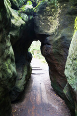 Szczelina górska w Górach Stołowych Polska © Przemysaw