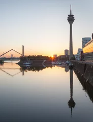 Düsseldorfer Medienhafen, Rheinturm bei Sonnenaufgang, Düsseldorf, Nordrhein-Westfalen, Deutschland © Peter