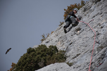 chica escalando una monta&ntilde;a
