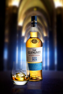 Whisky The Glenlivet, Botella Y Vaso Con Hielo. The Glenlivet Whisky, Bottle And Glass With Ice.