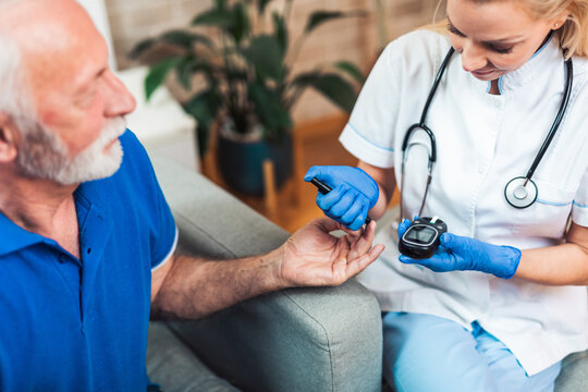 Glucometer Изображения: просматривайте стоковые фотографии, векторные ...