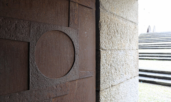 puerta metálica abstracta de entrada al santuario de arantzazu país vasco euskadi 4M0A2132-as22