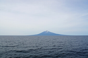 海に浮かぶ利尻岳