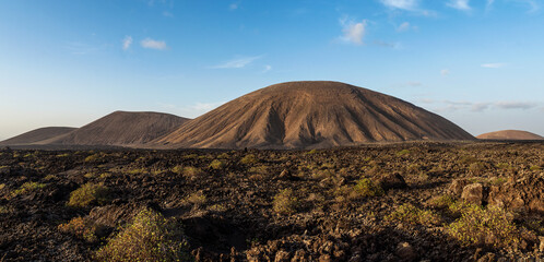 Fototapeta na wymiar Vista panorámica del volcán Caldera Blanca y el paisaje de vegetación volcánica que lo rodea, en Lanzarote, Islas Canarias, España