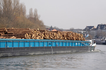 Mit Holz beladenes Frachtschiff