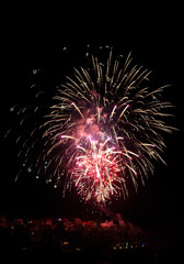 Karanlık Gökyüzünde Havai Fişek Gösterisi