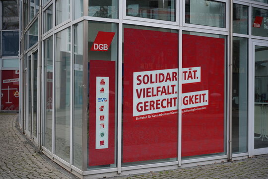 DGB, Deutscher Gewerkschaftsbund, Bundesvorstand, B&uuml;rofassade mit dem Motto: Solidarit&auml;t, Vielfalt, Gerechtigkeit, Berlin, 07.02.2022