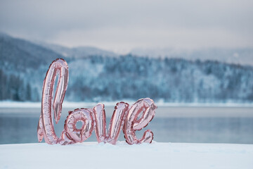Love Schriftzug im Schnee an einem See - love sign in the snow