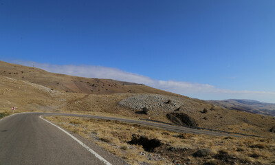 K&ouml;y yolları, tarlalar, ağa&ccedil;lar ve mavi g&ouml;ky&uuml;z