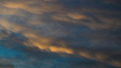 Obraz premium Ciel jaunâtre et tourmenté au crépuscule, après le passage d'une cellule orageuse