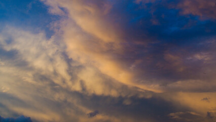 Obraz premium Ciel jaunâtre et tourmenté au crépuscule, après le passage d'une cellule orageuse