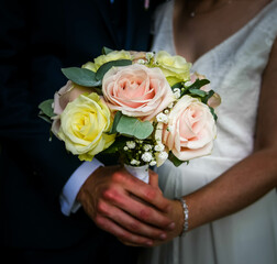 Obraz na płótnie Canvas Les mariés avec leur bouquet de fleur avant le mariage