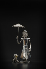 犬の散歩をする淑女の模型・メタルフィギア