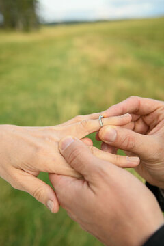 Fiancé Qui Donne La Bague De Mariage à La Mariée Pendant Mariage