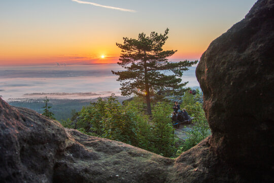Wanderer fr&uuml;hst&uuml;cken im Sonnenaufgang
