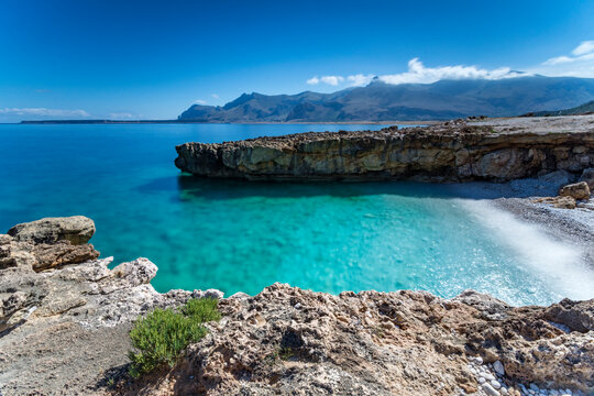 La piccola spiaggia Agliareddi all'interno della riserva naturale di Monte Cofano, Sicilia