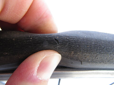 Pneu de v&eacute;lo endommag&eacute;.