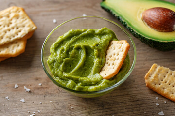 Mashed avocado with crackers