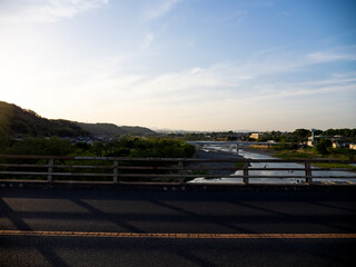 多摩川を渡る橋。東京郊外の景色。夕暮れ時。